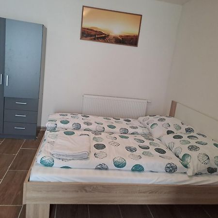 Ferienwohnung Nha Nghi Cho Cap Doi Va Gia Dinh Prag Exterior foto