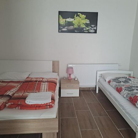 Ferienwohnung Nha Nghi Cho Cap Doi Va Gia Dinh Prag Exterior foto